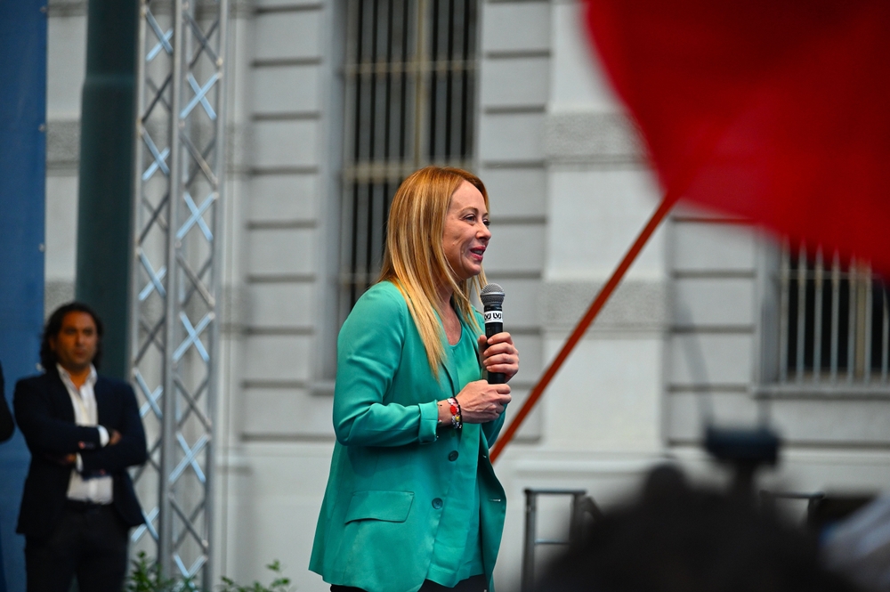 Giorgia Meloni durante un intervento