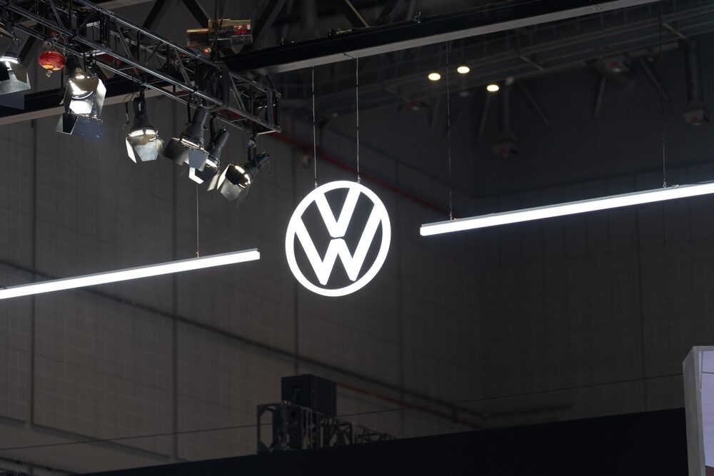 Logo Volkswagen su sfondo blu