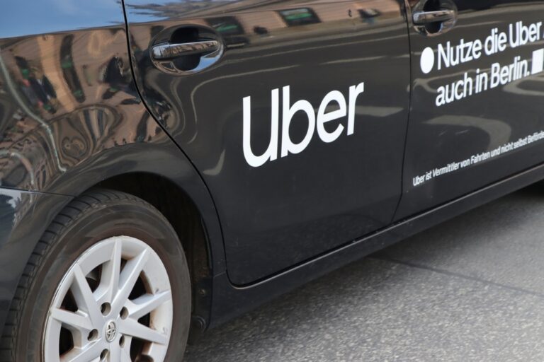 Dibattito sui robotaxi tra Uber e Waymo