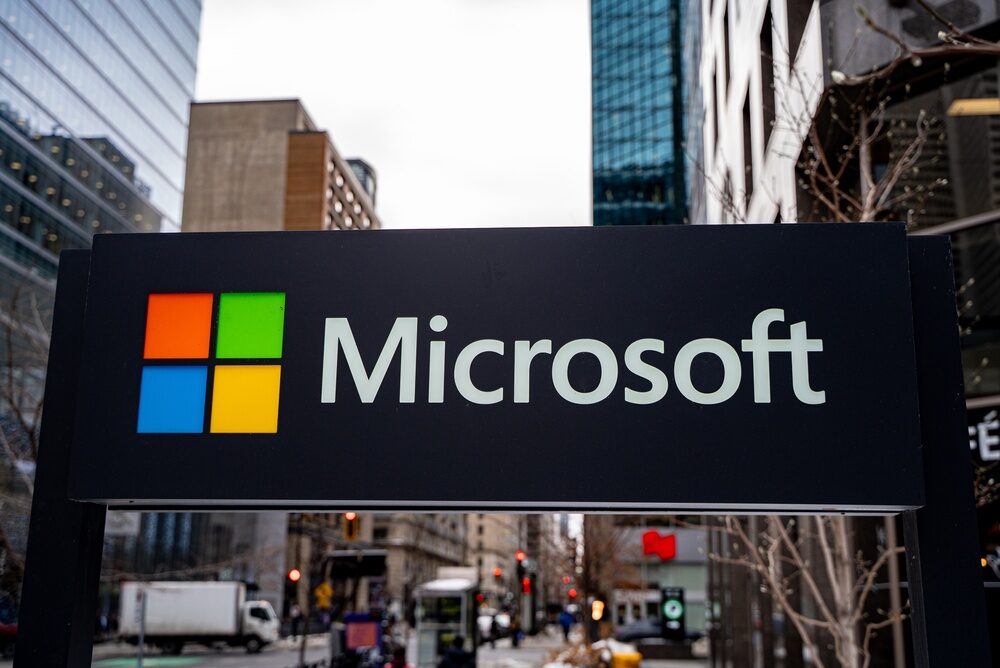 Logo Microsoft con sfondo tecnologico