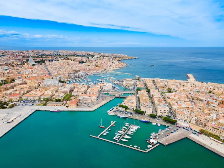 Sentinella Blu, barca confiscata trasformata in laboratorio galleggiante